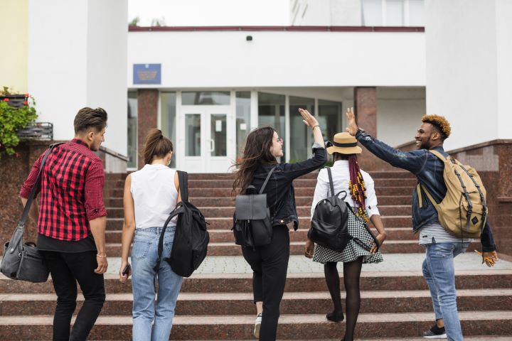 camarades-classe-vont-au-college